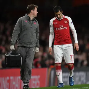 Arsenal's Henrikh Mkhitaryan Receives Treatment from Physio Colin Lewin during UEFA Europa League Match vs CSKA Moscow