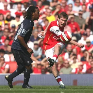 Arsenal's Hleb vs. Gardner: A Battle in Arsenal's 2-1 Win Over Bolton, FA Premiership, Emirates Stadium, London, 14/4/2007 Arsenal's Hleb vs. Gardner: A Battle in Arsenal's 2-1 Win Over Bolton, FA Premiership, Emirates Stadium, London, 14/4/2007