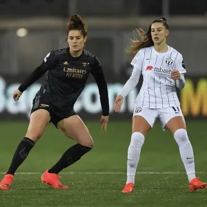 Arsenal's Jennifer Beattie Closes In on FC Zurich's Piubel in UEFA Champions League Clash