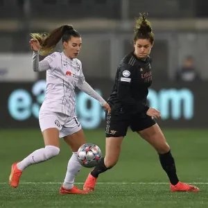 Arsenal's Jennifer Beattie Closes In on FC Zurich's Seraina Piubel in UEFA Champions League Action