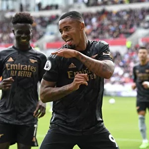 Arsenal's Jesus and Saka Celebrate Winning Goals vs. Brentford