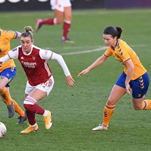 Arsenal's Jill Roord Goes Head-to-Head with Everton Defenders: FA WSL Showdown at Meadow Park (2020-21)