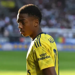 Joe Willock in Action Print