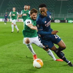 Arsenal's Joe Willock Breaks Past Rapid Wien's Maximilian Hofmann in Europa League Clash