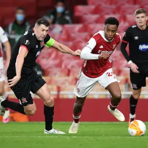 Arsenal's Joe Willock Clashes with Dundalk's Christopher Shields in Empty Emirates Stadium - UEFA Europa League 2020-21 Arsenal's Joe Willock Clashes with Dundalk's Christopher Shields in Empty Emirates Stadium - UEFA Europa League 2020-21