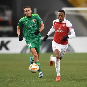 Arsenal's Joe Willock Clashes with Vyacheslav Sharpar in Europa League Battle