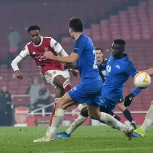 Arsenal's Joe Willock Faces Pressure from Molde Defenders in Europa League Clash
