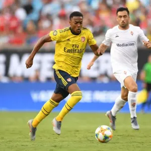 Arsenal's Joe Willock Goes Head-to-Head with Fiorentina's Jaime Baez in International Champions Cup Clash