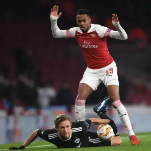 Arsenal's Joe Willock Intimidates Qarabag's Jakub Rzezniczak in Europa League Showdown