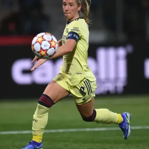 Arsenal's Jordan Nobbs Battles for Victory in UEFA Women's Champions League: HB Koge vs. Arsenal Women