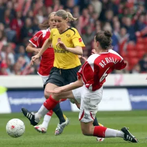 Arsenals Kelly Smith Celebra la vittoria sul Charltons Maria Bertelli nella finale della Coppa d'Inghilterra Arsenals Kelly Smith Celebra la vittoria sul Charltons Maria Bertelli nella finale della Coppa d'Inghilterra
