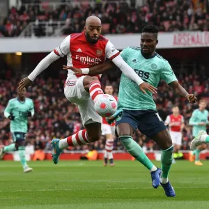 Arsenal's Lacazette Faces Off Against Leicester's Amartey in Premier League Clash Arsenal's Lacazette Faces Off Against Leicester's Amartey in Premier League Clash