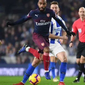 Arsenal's Lacazette Outmaneuvers Brighton's Stephens in Premier League Clash Arsenal's Lacazette Outmaneuvers Brighton's Stephens in Premier League Clash