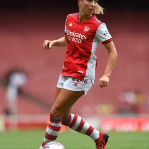 Arsenal's Lia Walti in Action: Arsenal Women vs. Chelsea Women - Mind Series 2021-22