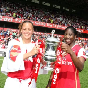 L'Arsenal de Lianne Sanderson et d'Anita Asante célèbrent la victoire en Coupe du Roi L'Arsenal de Lianne Sanderson et d'Anita Asante célèbrent la victoire en Coupe du Roi