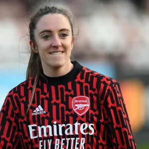 Arsenal's Lisa Evans Gears Up for Arsenal Women vs Chelsea Women: Pre-Match Warm-Up, Barclays FA WSL