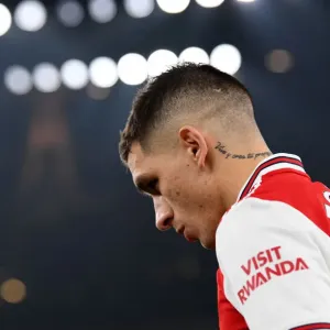 Arsenal's Lucas Torreira Gears Up Before Arsenal v Manchester United (2019-20) Arsenal's Lucas Torreira Gears Up Before Arsenal v Manchester United (2019-20)