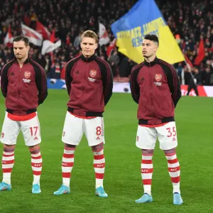 Arsenal's Martin Odegaard, Cedric, and Gabriel Martinelli Prepare for Arsenal v Liverpool Clash (2021-22)