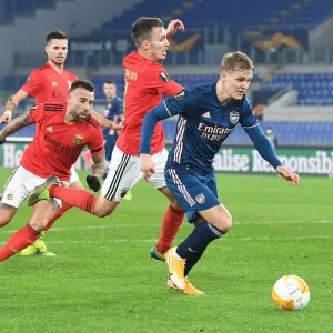 Arsenal's Martin Odegaard Outmaneuvers Benfica's Otamendi in Europa League Clash Arsenal's Martin Odegaard Outmaneuvers Benfica's Otamendi in Europa League Clash