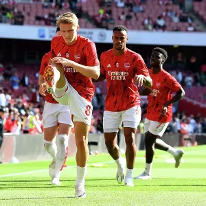 Arsenal's Martin Odegaard Prepares for Battle: Arsenal vs Manchester United, Premier League 2023-24, Emirates Stadium Arsenal's Martin Odegaard Prepares for Battle: Arsenal vs Manchester United, Premier League 2023-24, Emirates Stadium