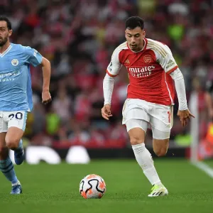 Arsenal's Martinelli Outmaneuvers Manchester City's Bernardo Silva in Premier League Showdown (2023-24) Arsenal's Martinelli Outmaneuvers Manchester City's Bernardo Silva in Premier League Showdown (2023-24)