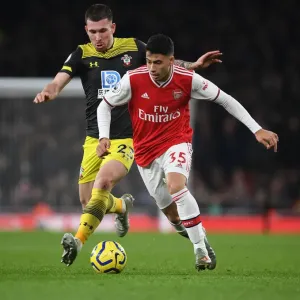 Arsenal's Martinelli Outmaneuvers Southampton's Hojbjerg in Premier League Clash
