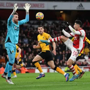 Arsenal's Martinelli Tries to Outwit Wolves Sa in Premier League Clash