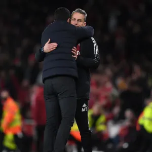 El entrenador de Arsenal, Mikel Arteta, abraza al asistente del coach Alberto Stuivenberg después del victoria de el Arsenal contra el West Ham United