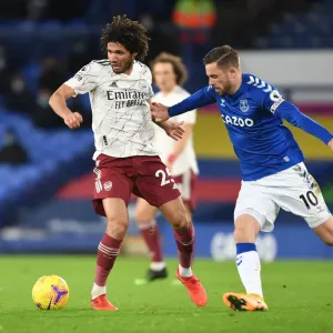 Arsenal's Mo Elneny Outmaneuvers Everton's Gylfi Sigurdsson in Premier League Clash
