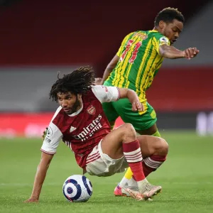 Arsenal's Mohamed Elneny Fights for Possession Print Arsenal's Mohamed Elneny Fights for Possession Print