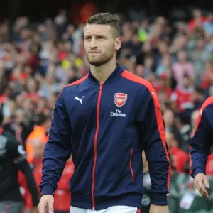 Arsenal's Mustafi Gears Up for Arsenal vs Southampton (2016-17)
