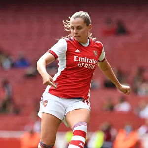 Arsenal's Noelle Maritz in Action: Arsenal Women vs. Chelsea Women - Mind Series 2021-22: A Football Battle at Emirates Stadium