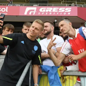 Arsenal's Oleksandr Zinchenko Interacts with Fans Before Nuremberg Pre-Season Friendly Arsenal's Oleksandr Zinchenko Interacts with Fans Before Nuremberg Pre-Season Friendly
