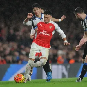 Arsenal's Oxlade-Chamberlain Clashes with Newcastle's Dummett and Perez