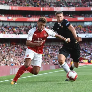 Arsenal's Oxlade-Chamberlain Clashes with Sevilla's Corchia in Emirates Cup Battle