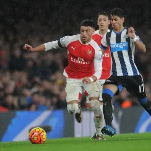 Arsenal's Oxlade-Chamberlain Goes Head-to-Head with Newcastle's Dummett and Perez