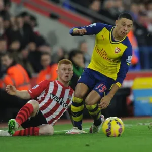 Arsenal's Oxlade-Chamberlain Outmaneuvers Southampton's Reed in Premier League Clash (January 2015)