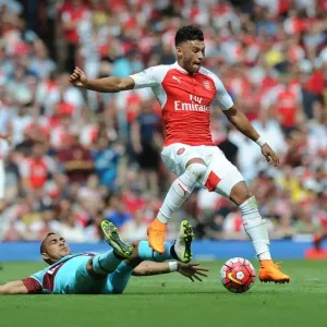 Arsenal's Oxlade-Chamberlain Outsmarts Payet: A Premier League Masterclass in Outmaneuvering the opposition