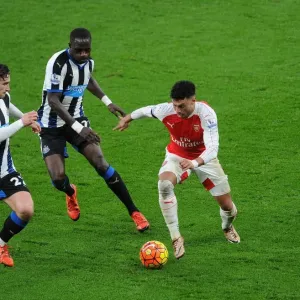 Arsenal's Oxlade-Chamberlain Stands Firm Against Newcastle's Janmaat and Sissoko