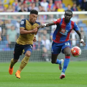 Arsenal's Oxlade-Chamberlain vs. Souare: Intense Clash in Crystal Palace vs. Arsenal Premier League Encounter (2015-16) Arsenal's Oxlade-Chamberlain vs. Souare: Intense Clash in Crystal Palace vs. Arsenal Premier League Encounter (2015-16)