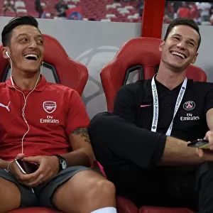 Arsenal's Ozil and Draxler Engage in Pre-Match Chat Ahead of Arsenal vs. Paris Saint-Germain