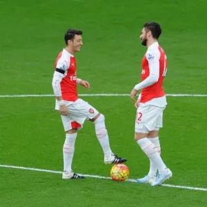 Arsenal's Ozil and Giroud Gear Up for Kick-off Against Newcastle United (2015-16)