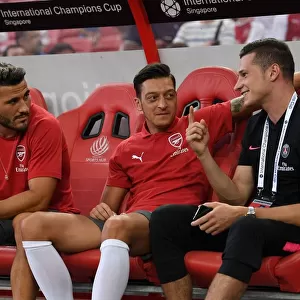 Arsenal's Ozil and Kolasinac Engage in Pre-Match Chat with Draxler of PSG (2018)