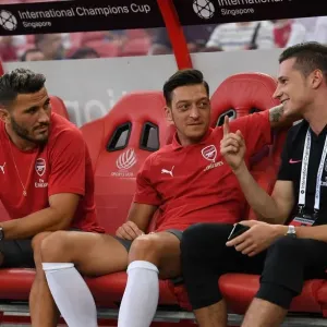Arsenal's Ozil and Kolasinac Engage in Pre-Match Chat with Draxler of PSG (2018) Arsenal's Ozil and Kolasinac Engage in Pre-Match Chat with Draxler of PSG (2018)