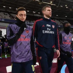 Arsenal's Ozil and Mertesacker Lead Team Out Against West Ham in Premier League Clash
