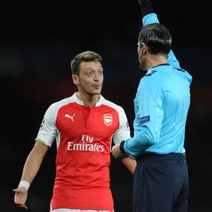 Arsenal's Ozil Receives Yellow Card vs Olympiacos in Champions League (2015/16)