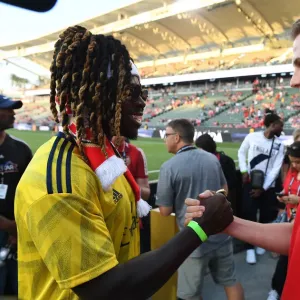 Arsenal's Pre-Season Encounter with Bayern Munich in Los Angeles: Rob Holding and Jay Ajayi Share a Moment