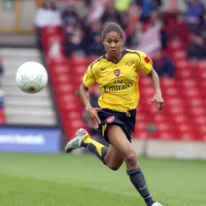 Arsenale di Rachel Yankey Celebra la vittoria nella finale della Coppa d'Inghilterra contro l'Athletic del Charlton (2007) Arsenale di Rachel Yankey Celebra la vittoria nella finale della Coppa d'Inghilterra contro l'Athletic del Charlton (2007)
