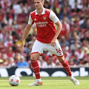 Arsenal's Rob Holding in Action: Premier League Clash between Arsenal and Everton (2021-22)