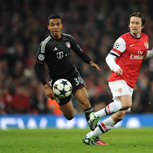 Arsenal's Rosicky Evades Bayern's Gustavo in Champions League Clash